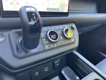 Land Rover Defender 110 P400e — photo 34
