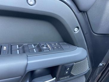 Land Rover Defender 110 P400e — photo 40