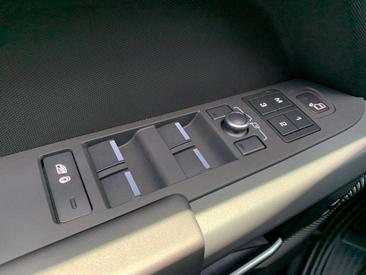 Land Rover Defender 110 P400e — photo 8