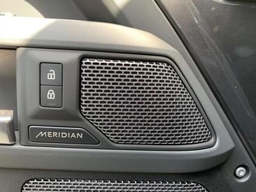Land Rover Defender 110 P400e — photo 9