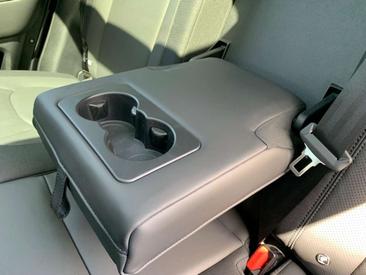 Land Rover Defender 110 P400e — photo 46