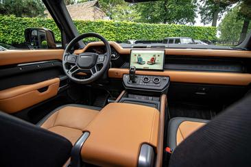 Land Rover Defender 110 P400e — photo 3