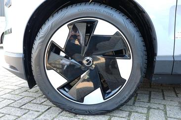 Volvo EX30 Single Motor Extended Range — photo 7