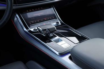 Audi Q8 50 TDI — photo 21