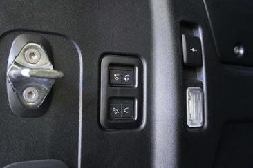 Land Rover Defender 110 P400e — photo 15