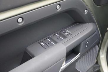 Land Rover Defender 110 P400e — photo 18