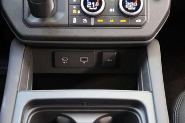 Land Rover Defender 110 P400e — photo 32