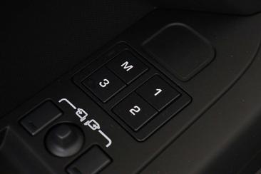 Land Rover Defender 110 P300e — photo 29