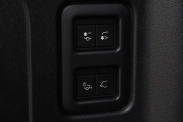 Land Rover Defender 110 P300e — photo 42