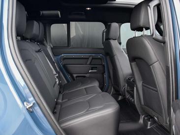 Land Rover Defender 110 P300e — photo 8