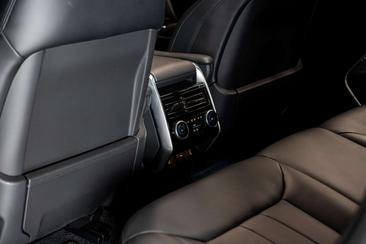 Land Rover Range Rover P550e — photo 31