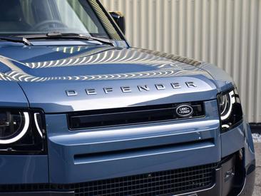 Land Rover Defender 110 P300e — photo 11