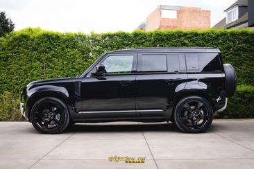 Land Rover Defender 110 P400e — photo 8