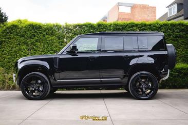 Land Rover Defender 110 P400e — photo 9