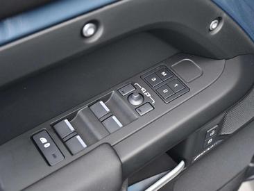 Land Rover Defender 110 P300e — photo 29