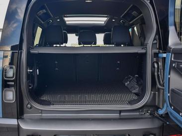 Land Rover Defender 110 P300e — photo 32