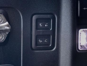 Land Rover Defender 110 P300e — photo 36