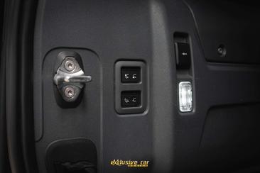 Land Rover Defender 110 P400e — photo 41
