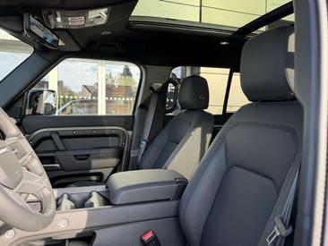 Land Rover Defender 110 P300e — photo 8