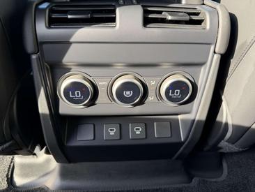 Land Rover Defender 110 P300e — photo 11