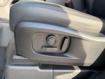 Land Rover Defender 110 P300e — photo 12