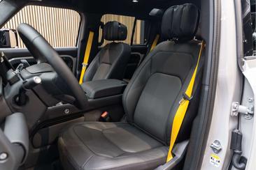 Land Rover Defender 110 P300e — photo 9