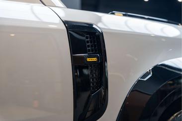 Land Rover Defender 110 P300e — photo 18