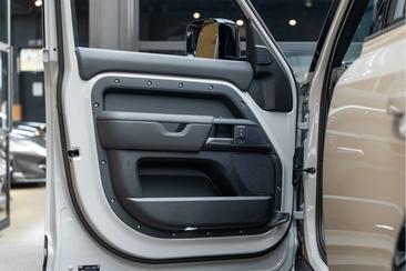 Land Rover Defender 110 P300e — photo 34