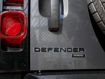 Land Rover Defender 110 D300 — photo 16