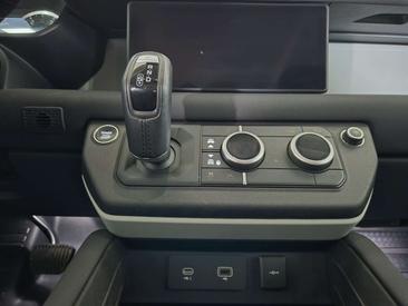 Land Rover Defender 110 D250 — photo 11
