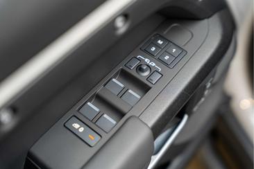 Land Rover Defender 110 P300e — photo 37