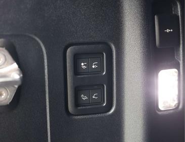 Land Rover Defender 110 P300e — photo 23