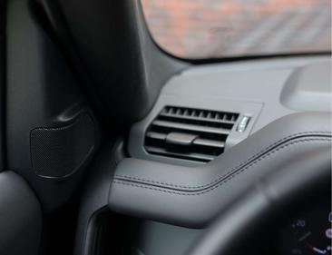 Land Rover Defender 110 P300e — photo 36