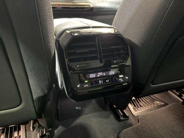 BMW IX XDrive40 — photo 17
