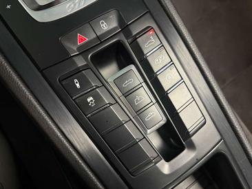 Porsche 911 Carrera 4 GTS — photo 17