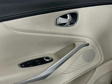 Aston Martin DBX V8 — photo 20