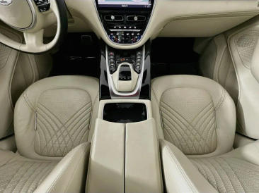 Aston Martin DBX V8 — photo 25