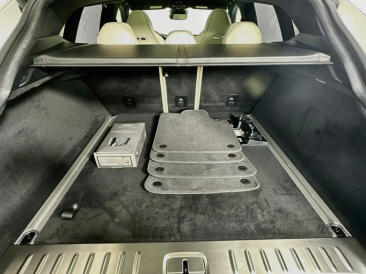 Aston Martin DBX V8 — photo 34