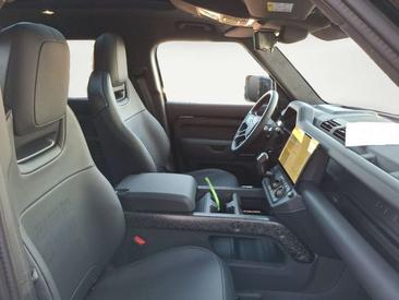 Land Rover Defender 110 P635 — photo 12