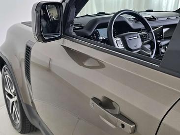 Land Rover Defender 110 P400e — photo 10
