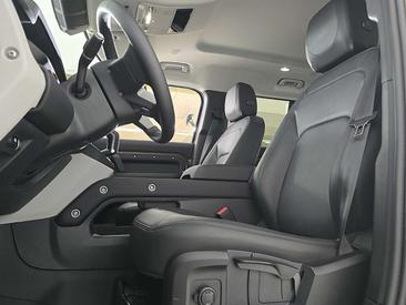 Land Rover Defender 110 P400e — photo 13