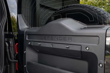 Land Rover Defender 110 D250 — photo 32