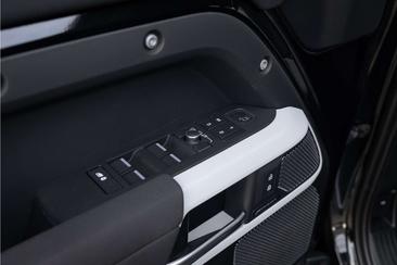Land Rover Defender 110 D250 — photo 39