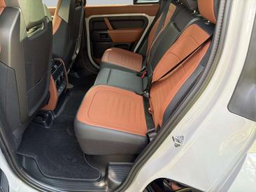 Land Rover Defender 110 P635 — photo 10