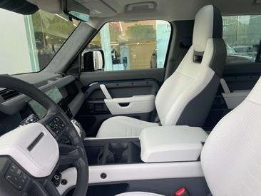 Land Rover Defender 110 P635 — photo 11