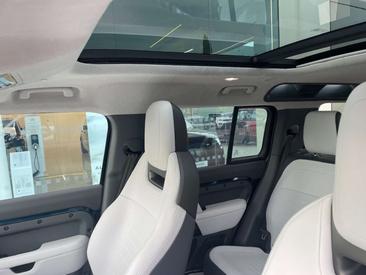Land Rover Defender 110 P635 — photo 12