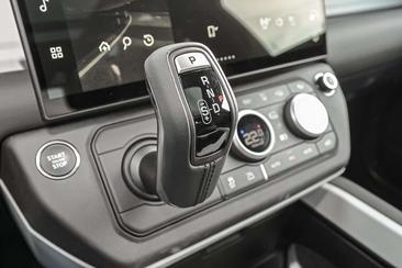 Land Rover Defender D250 — photo 11