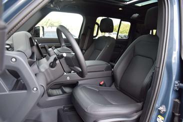 Land Rover Defender 110 P300e — photo 16