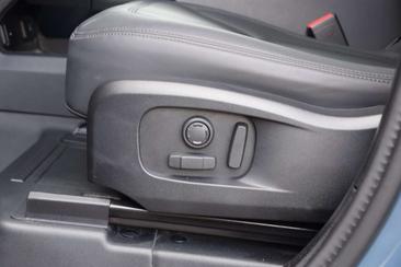Land Rover Defender 110 P300e — photo 18