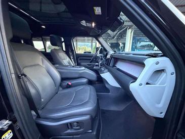 Land Rover Defender 110 D300 — photo 9